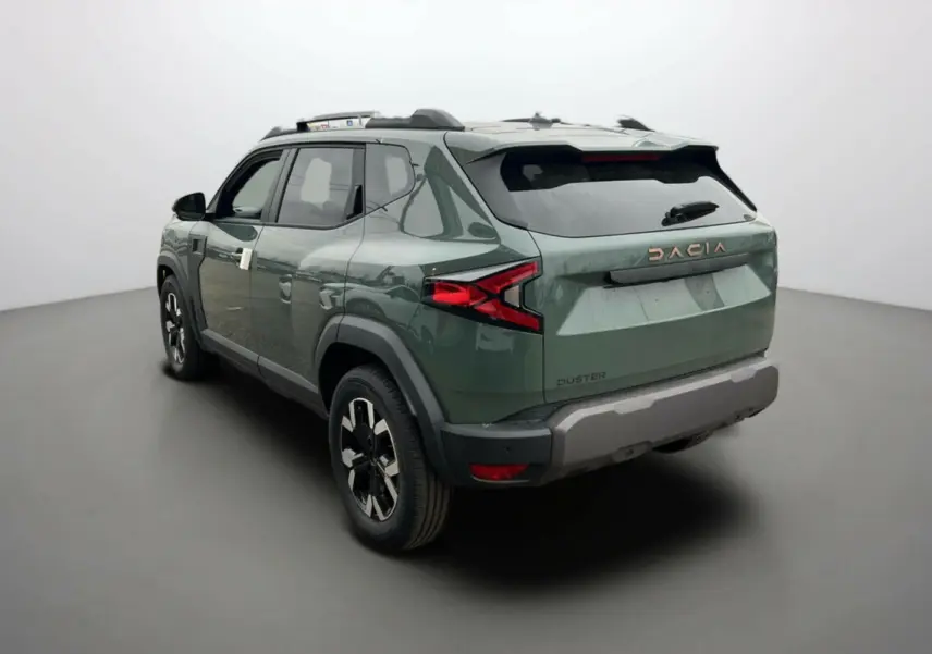 Vue 3/4 arrière droite du Dacia Duster 2025 kaki lichen avec logo et feux arrière en forme de flèche.