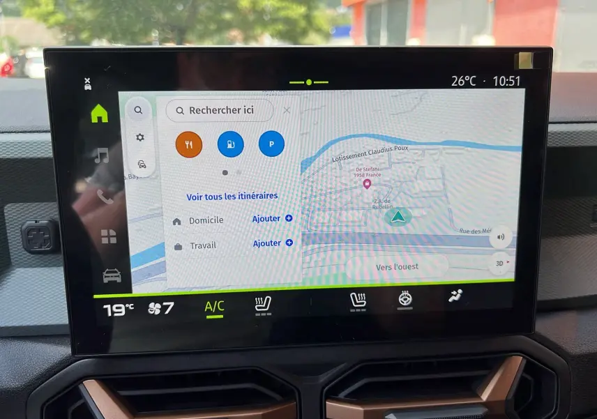 Écran tactile central du Dacia Duster 2025 affichant la navigation et les commandes climatisation en intérieur.