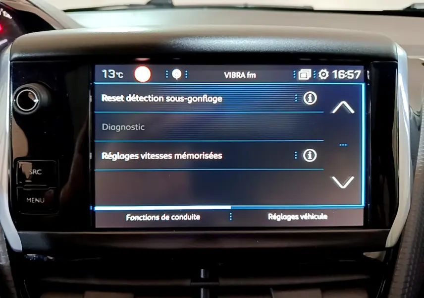 Écran tactile central du tableau de bord du Peugeot 2008 gris foncé affichant les réglages de conduite.