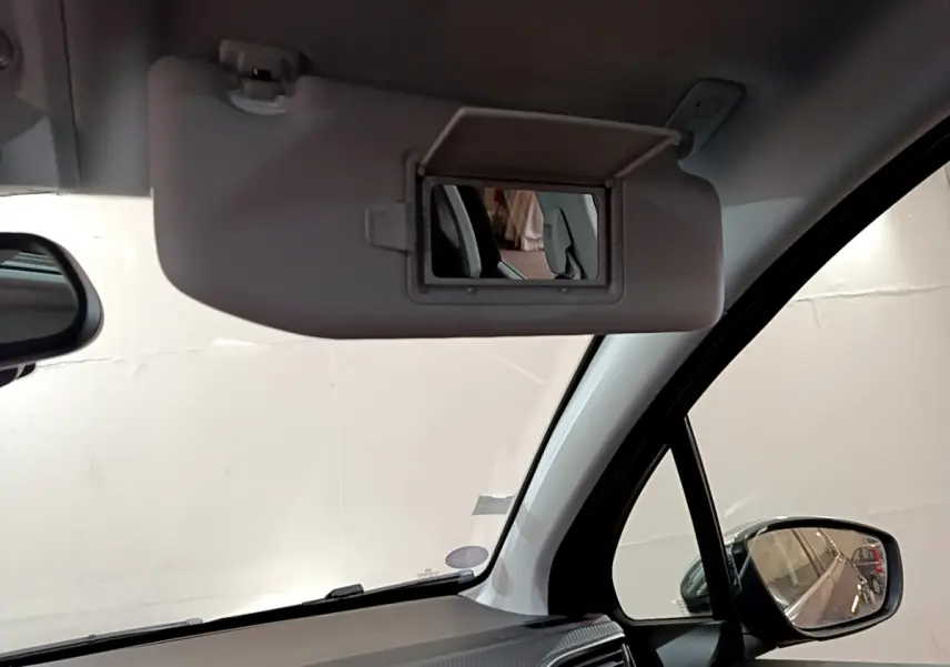 Vue intérieure du pare-soleil côté conducteur avec miroir ouvert dans un Peugeot 2008 gris foncé de 2019.