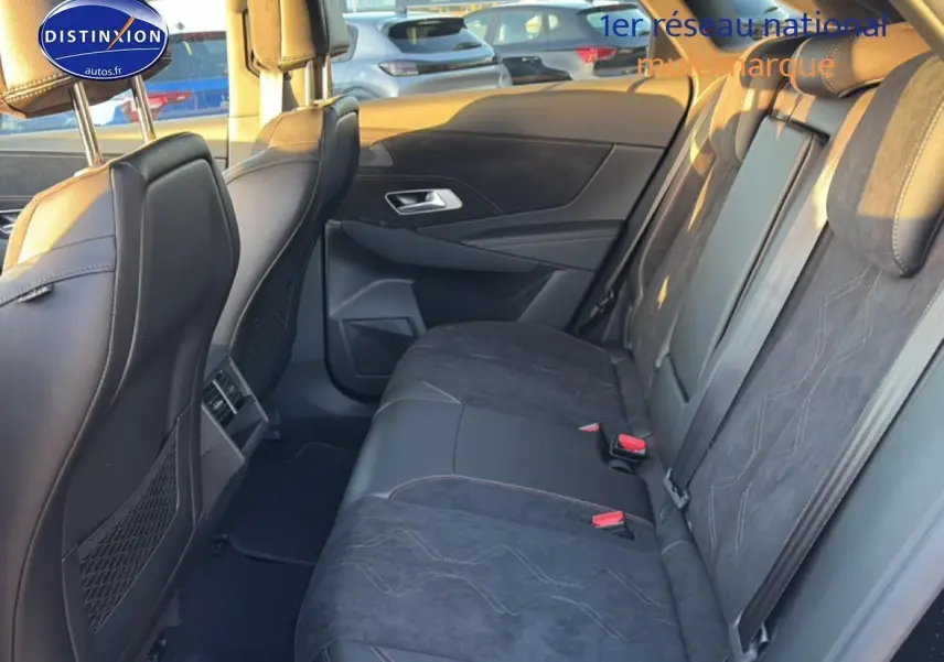 Vue latérale droite de l'intérieur arrière noir du DS7 1.5 BlueHDi 130 Performance Line avec sièges en cuir et alcantara.