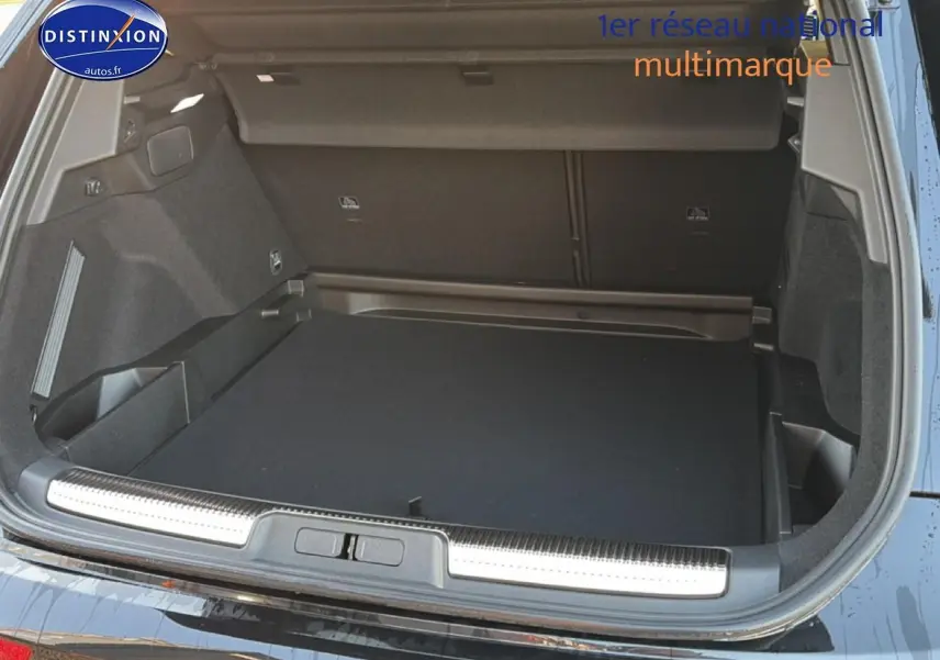 Coffre ouvert vu de l'arrière d'un DS7 noir 2026, montrant un espace de chargement propre et bien fini.