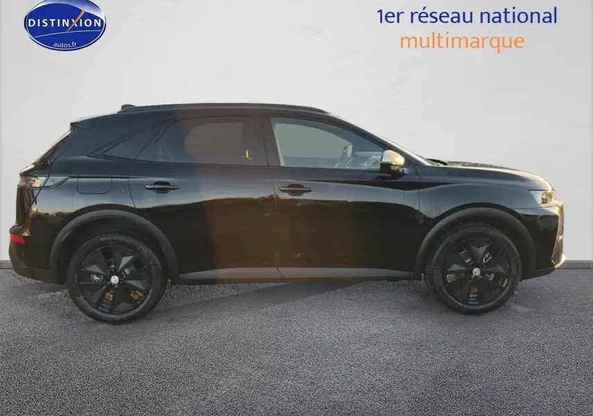 Profil côté droit du SUV DS7 noir 2026 avec jantes noires et vitres surteintées sur fond clair.