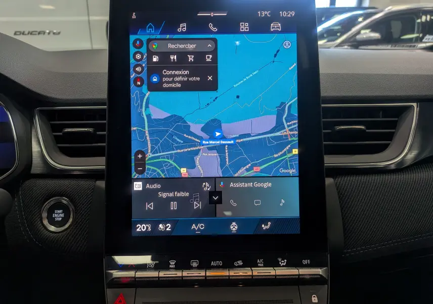 Écran tactile central du tableau de bord de la Renault SYMBIOZ gris Cassiopé affichant la navigation et les commandes climatisation.