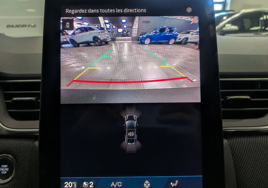 Écran central montrant la caméra de recul avec lignes de guidage, intérieur du Renault Symbioz gris Cassiopé 2026.