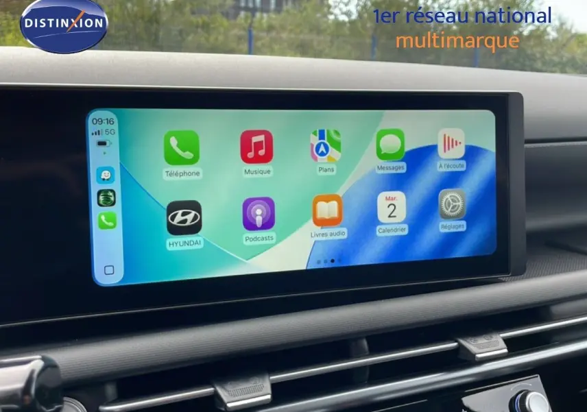 Écran tactile central du tableau de bord du Hyundai Tucson 2026 affichant les applications connectées, intérieur noir.