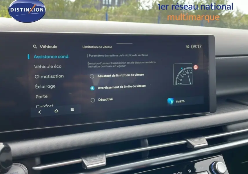Écran tactile du tableau de bord du Hyundai Tucson 2026 montrant les options d’assistance à la conduite.