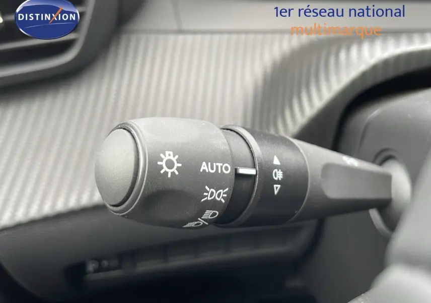 Gros plan sur la commande d'éclairage du tableau de bord d'une Peugeot 208 noire Perla Metal 2024.