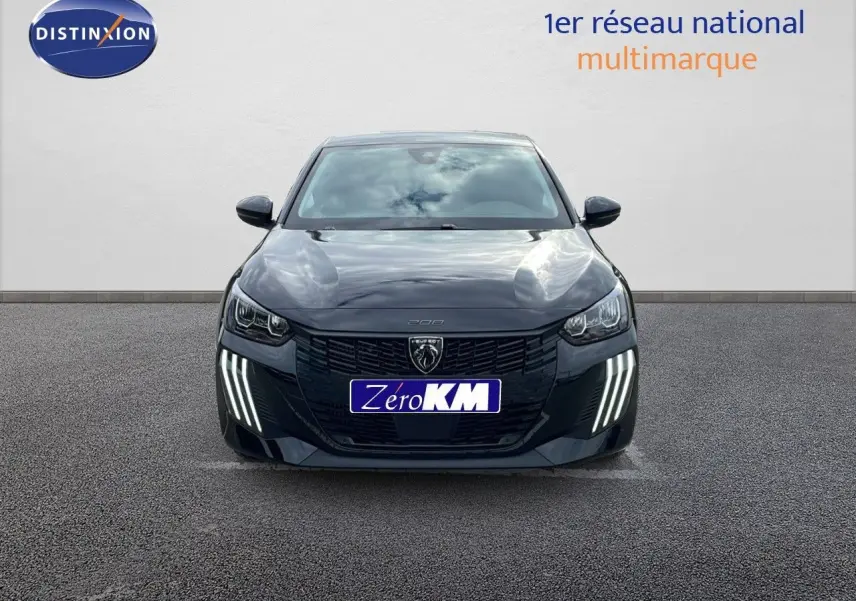 Peugeot 208 noir Perla Metal vue de face, avec ses phares LED distinctifs allumés sur un fond neutre.