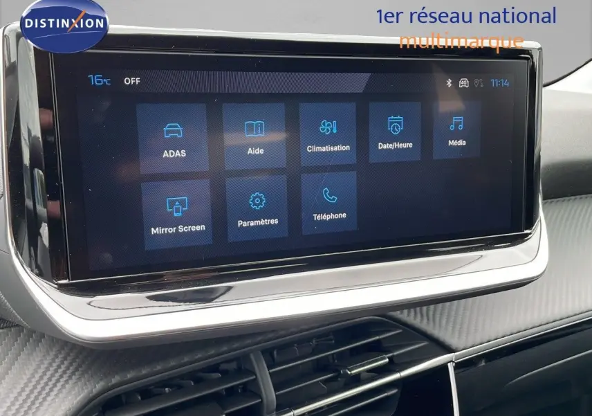 Écran tactile central affichant les options de climatisation et téléphone dans le tableau de bord d'une Peugeot 208 2024.