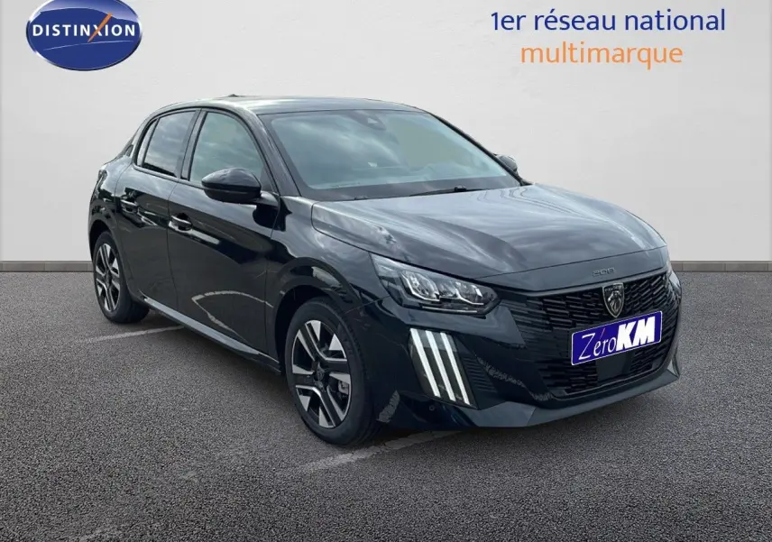 Peugeot 208 noir perla metal vue 3/4 avant droit, mettant en valeur ses phares LED et sa calandre distinctive.