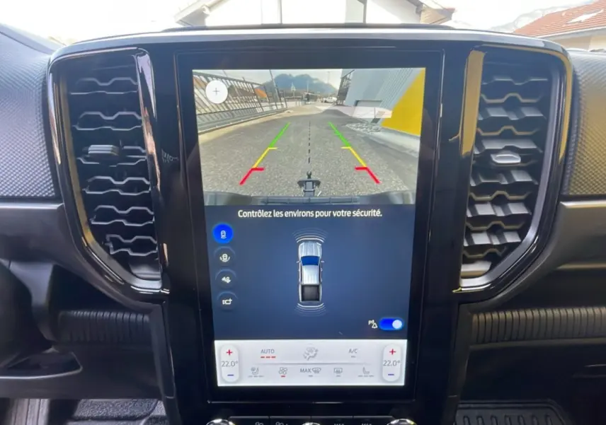 Écran tactile central du Ford Ranger 2025 montrant la caméra de recul et l'aide au stationnement intérieure.