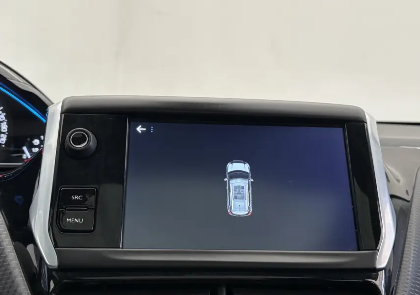 Écran tactile central affichant une vue 3D du véhicule Peugeot 2008 rouge, tableau de bord intérieur moderne.