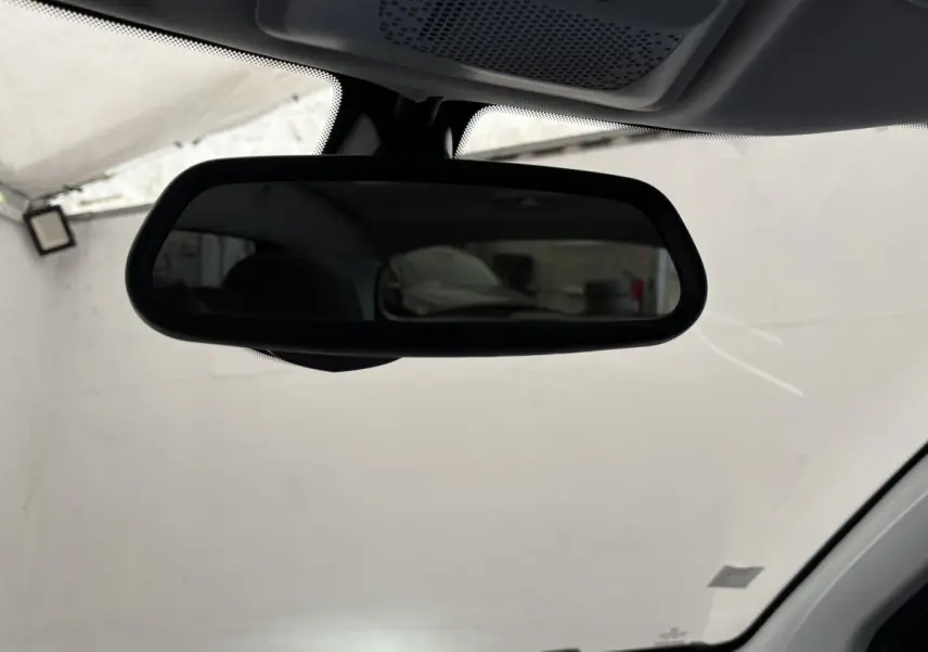 Rétroviseur intérieur noir de Peugeot 2008 2019, vue centrée vers l'avant avec reflet flou du véhicule.