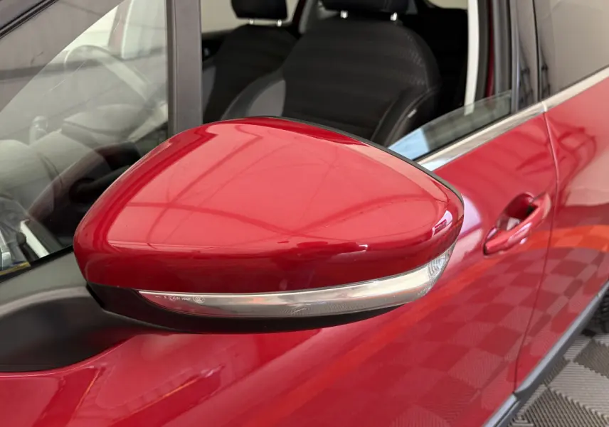 Rétroviseur droit rouge brillant avec clignotant intégré sur Peugeot 2008 Puretech 110 S&S Allure 2019.