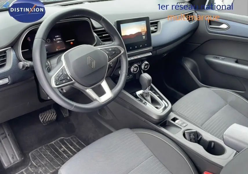 Intérieur avant du Renault Arkana 2025, vue côté conducteur, avec tableau de bord bleu Zanzibar et console centrale moderne.