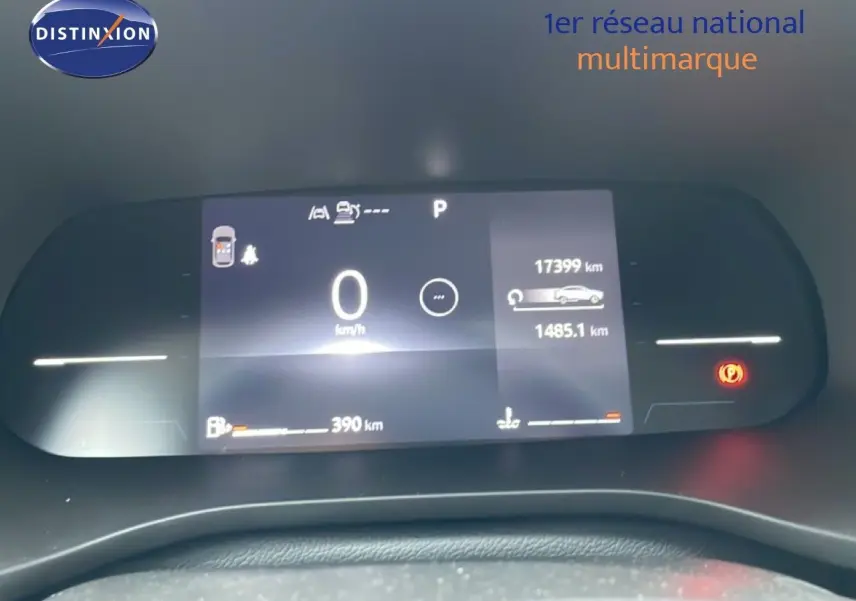 Tableau de bord numérique de Renault Arkana bleu, affichant 0 km/h et 17 399 km au compteur, vue frontale rapprochée.