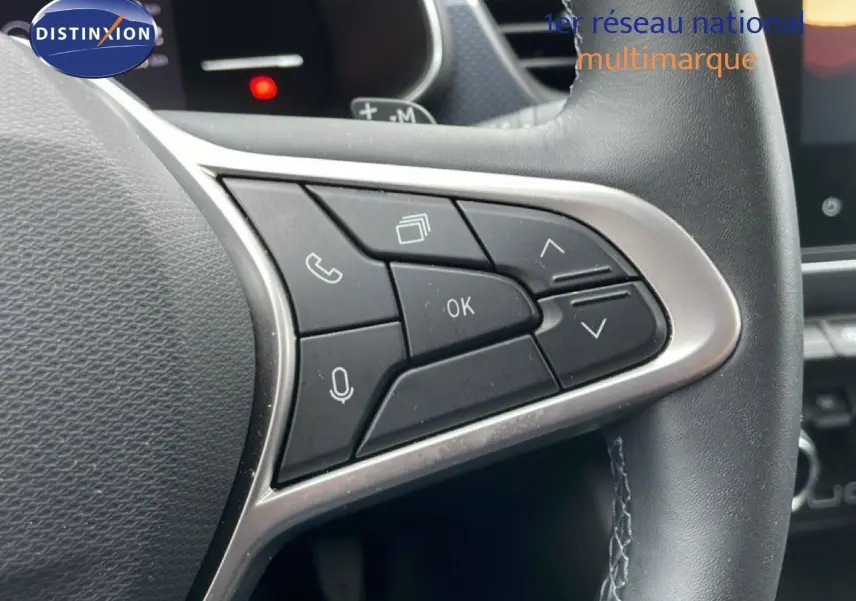 Gros plan sur les commandes multifonctions noires à gauche du volant en cuir noir de la Renault Arkana 2025.