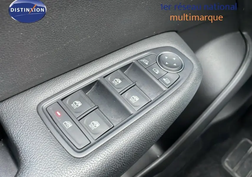 Gros plan sur les commandes de lève-vitres et rétroviseurs côté conducteur d’un Renault Arkana 2025 intérieur noir.