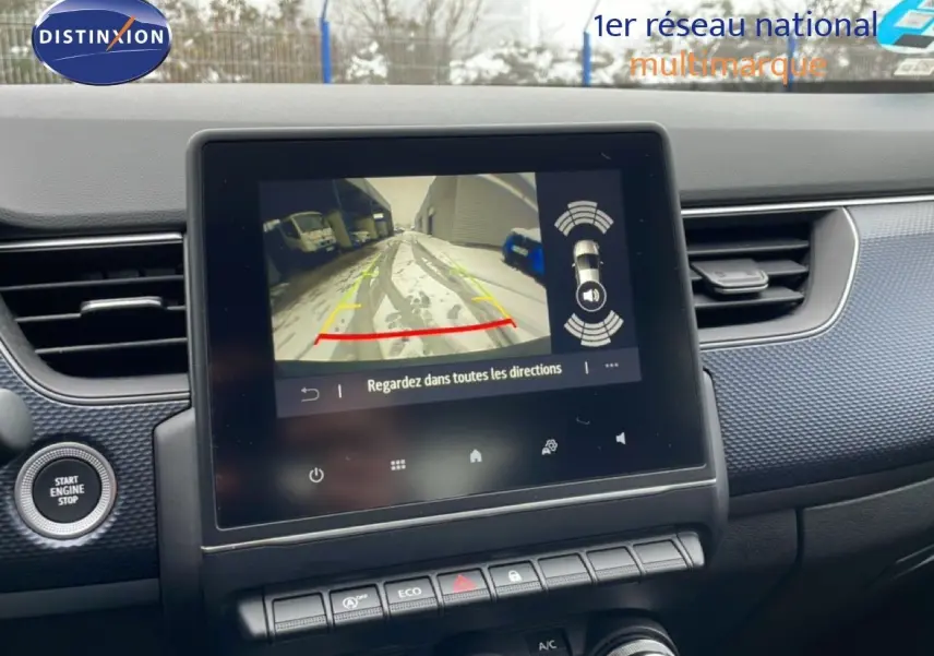 Écran central montrant la caméra de recul dans l’habitacle du Renault Arkana bleu Zanzibar 2025.