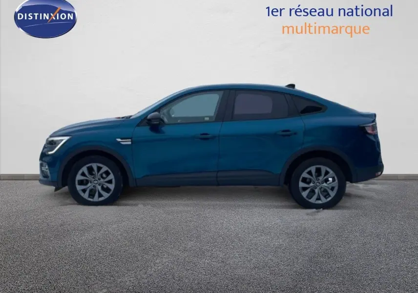 Profil droit d'une Renault Arkana 2025 bleu Zanzibar métallisé avec lignes fluides et roues alliage.