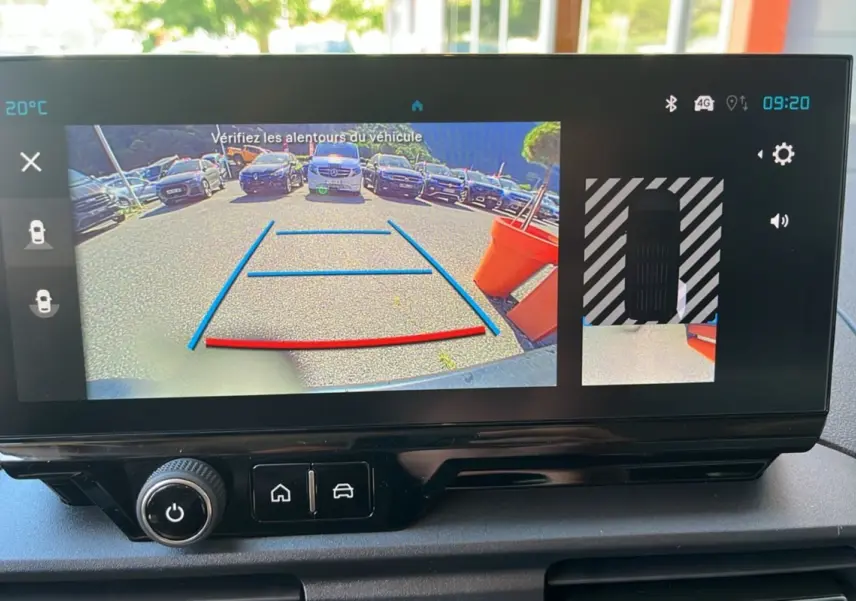 Écran de caméra de recul du Citroën Berlingo gris Artense montrant l'arrière avec lignes de guidage et vue 360° stationnement.