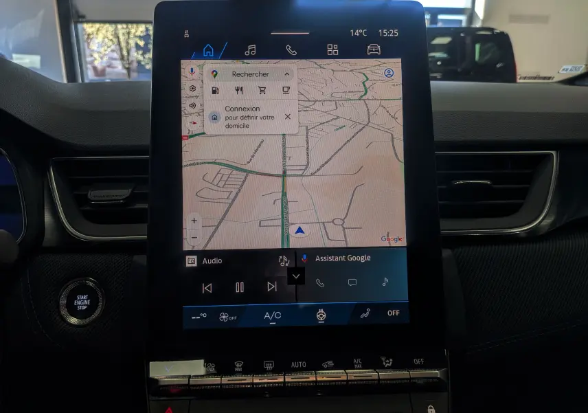 Écran tactile central du tableau de bord du Renault Symbioz gris Rafale, affichant la navigation Google Maps.