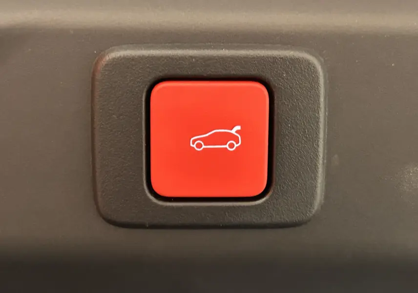 Bouton rouge intérieur avec pictogramme blanc d'un hayon ouvert, pour Peugeot 3008 Hybrid gris Artense.