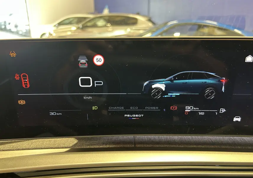 Écran digital du tableau de bord montrant la silhouette bleue du Peugeot 3008 III Hybrid en vue latérale droite.