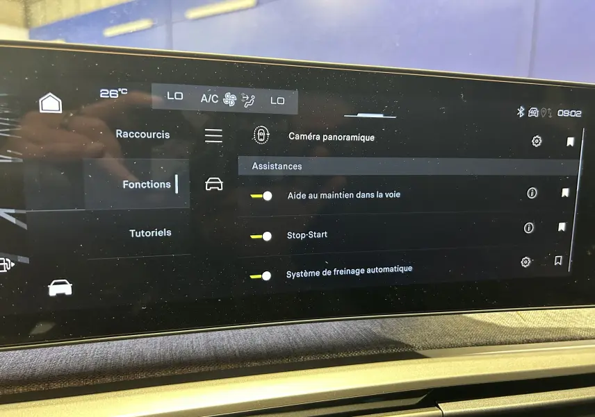 Écran tactile intérieur du Peugeot 3008 III Hybrid affichant les assistances à la conduite activées.