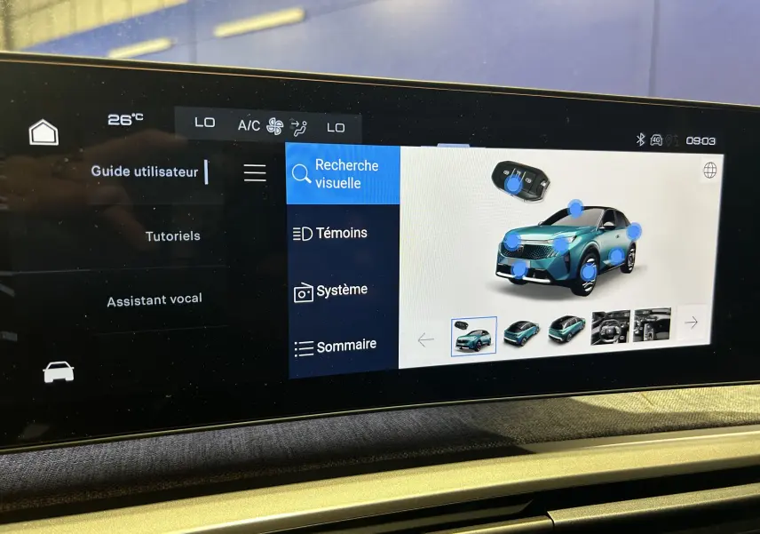 Écran tactile du tableau de bord montrant l'interface du Peugeot 3008 Hybrid avec vue 3/4 avant et clé virtuelle.