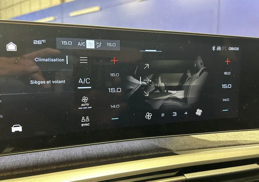 Écran tactile intérieur du Peugeot 3008 Hybrid 2026 affichant les réglages de climatisation et sièges.