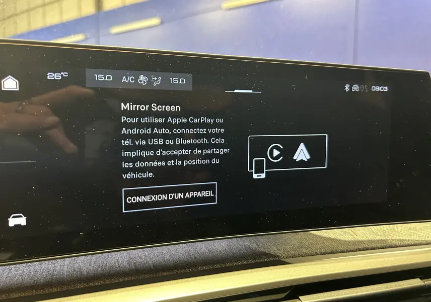 Écran tactile intérieur du Peugeot 3008 Hybrid 2026 affichant la connexion Apple CarPlay et Android Auto.