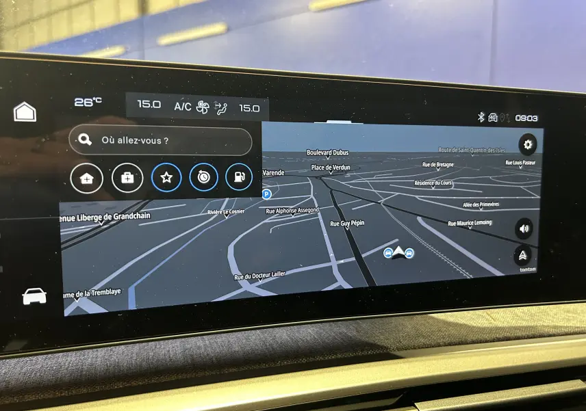 Écran tactile intérieur du Peugeot 3008 Hybrid 2026 affichant la navigation avec carte en mode nuit.