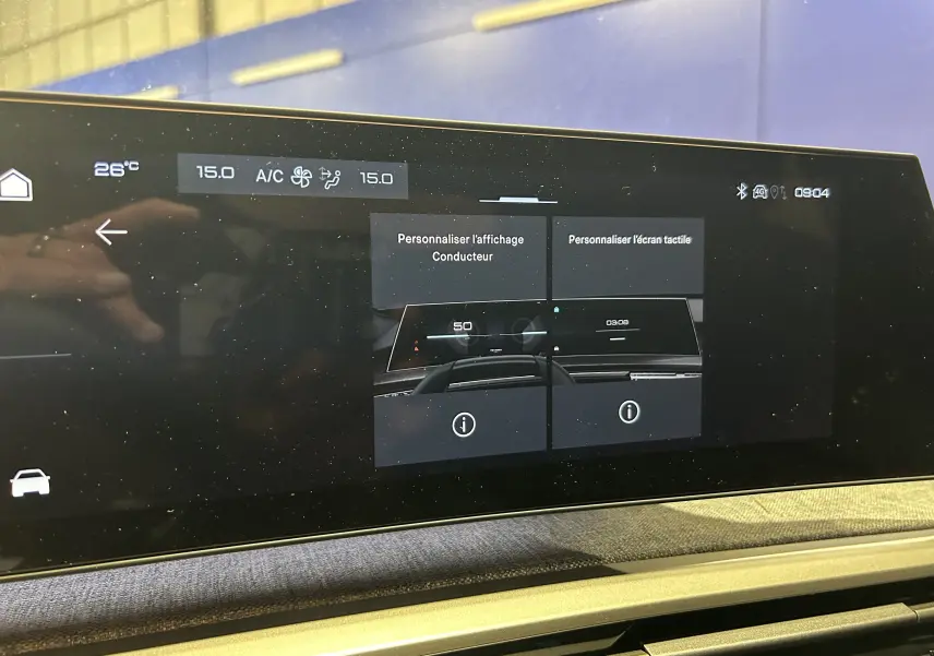 Écran tactile central affichant les réglages climatisation et personnalisation dans un Peugeot 3008 gris Artense.
