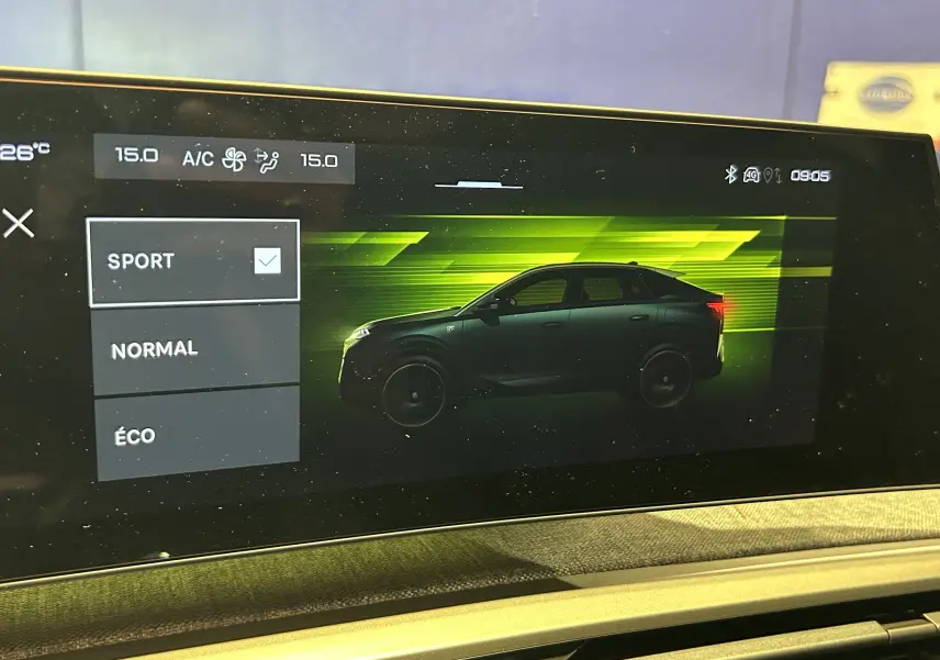 Affichage intérieur du tableau de bord montrant un profil latéral droit du Peugeot 3008 gris Artense en mode Sport.