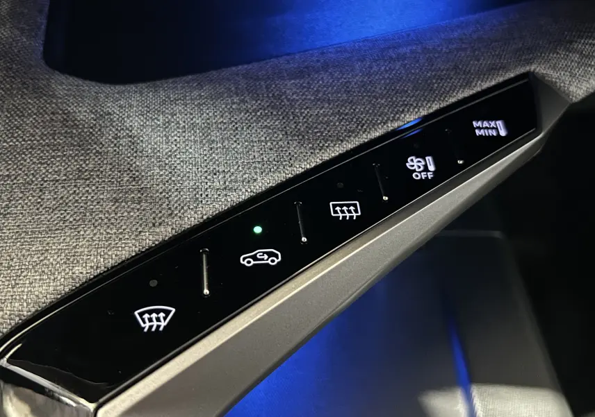 Gros plan sur les commandes tactiles de la climatisation avec éclairage bleu à l'intérieur du Peugeot 3008 gris Artense.