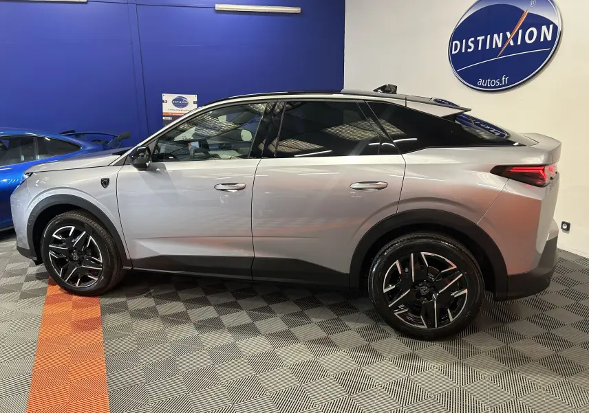 Vue de profil côté gauche du Peugeot 3008 III Hybrid gris Artense, avec jantes noires et hayon électrique visible en arrière.