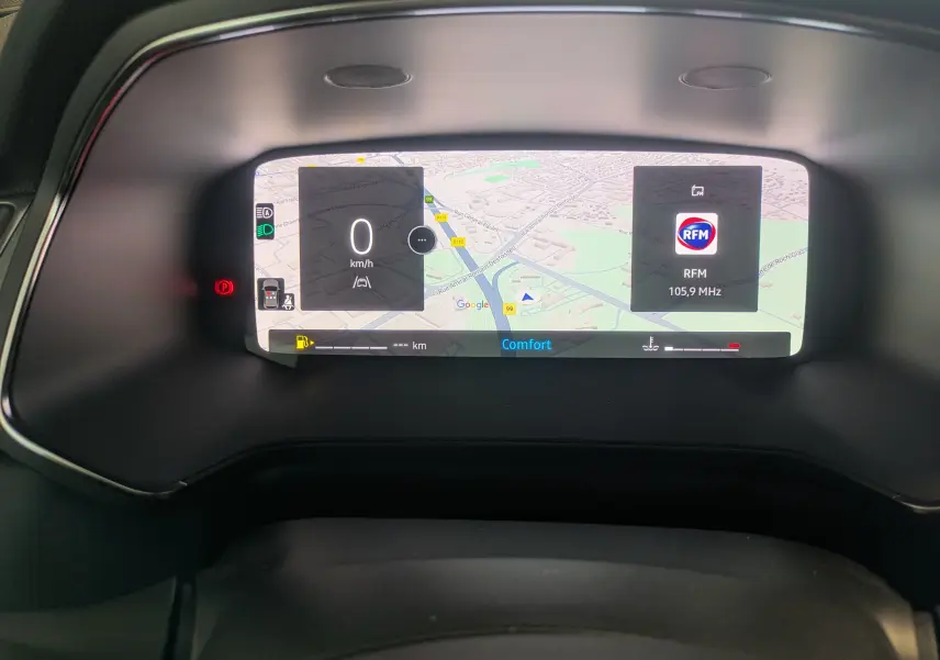 Tableau de bord numérique du Renault Captur 2025 affichant navigation, vitesse et radio RFM en mode confort.