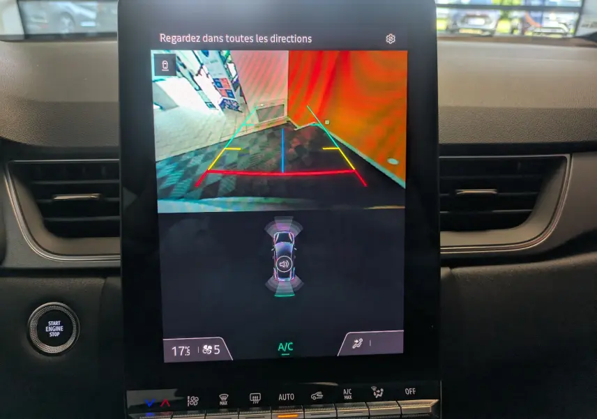Écran tactile central du Renault Captur 2025 affichant la caméra de recul et les aides au stationnement.