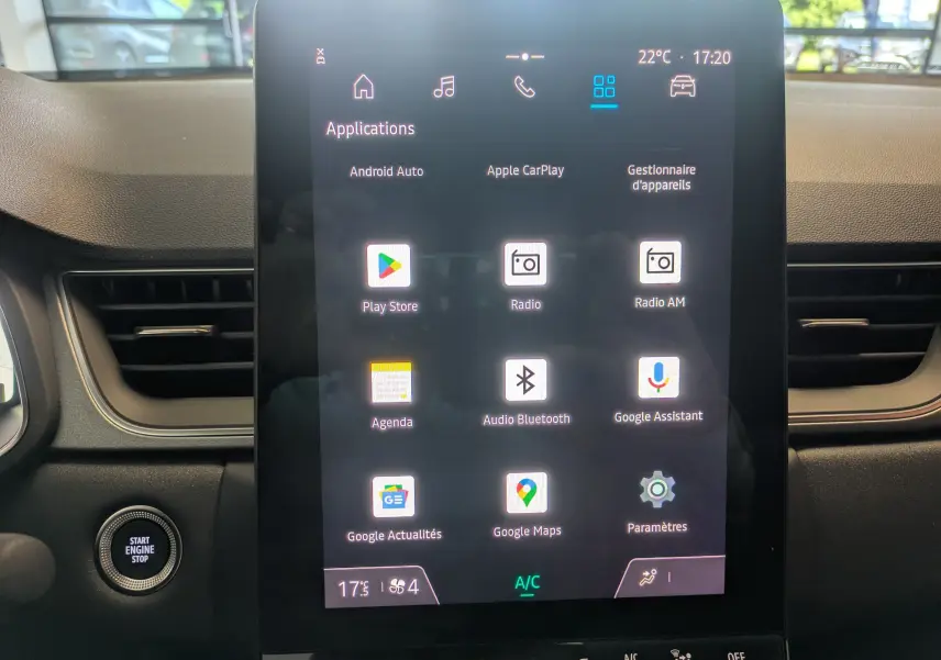 Écran tactile central du tableau de bord du Renault Captur 2025 affichant les applications connectées.