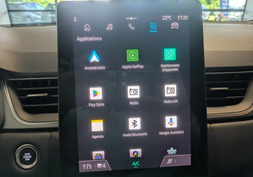 Écran tactile central du tableau de bord du Renault Captur 2025 affichant les applications connectées.