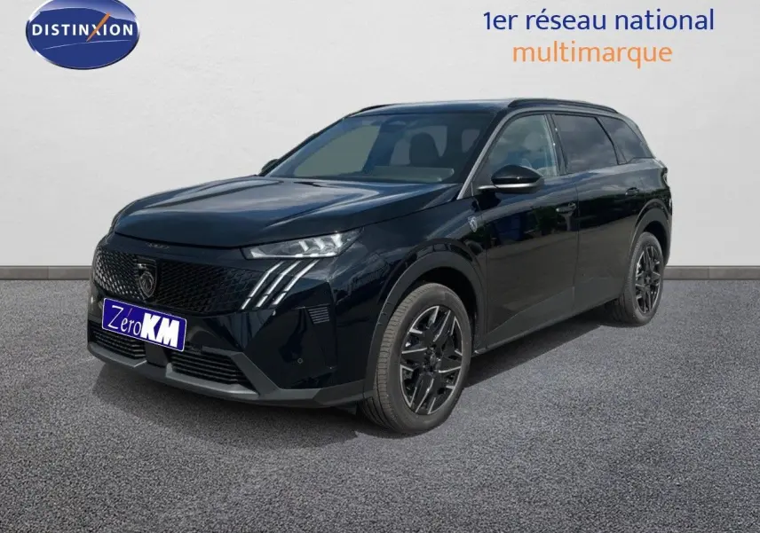 Peugeot 5008 Hybrid 136ch GT noir perle métal en 3/4 avant droit avec calandre distinctive et jantes noires.