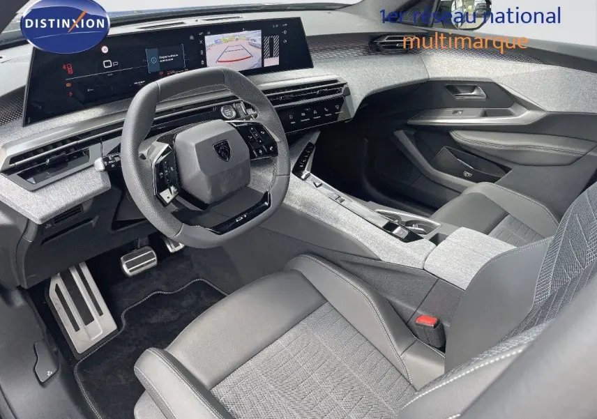 Intérieur du Peugeot 5008 Hybrid 136ch GT 2025, vue 3/4 avant droit sur sièges gris et tableau de bord numérique.