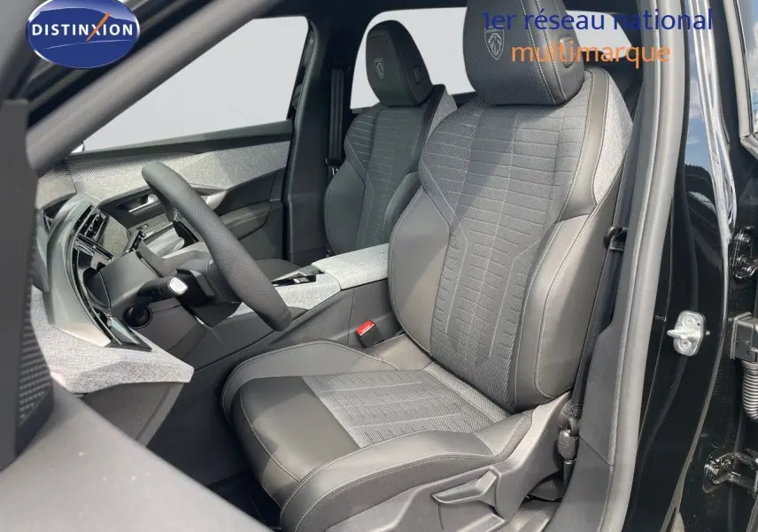 Vue intérieure côté conducteur du Peugeot 5008 noir perle métal, sièges en cuir et tissu gris avec logo Peugeot brodé.