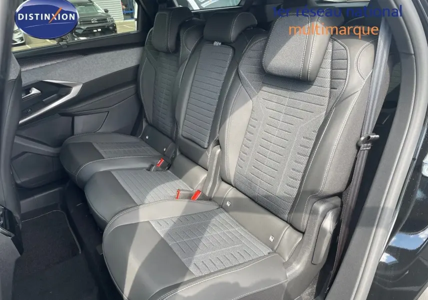 Vue côté droit des sièges arrière en cuir et tissu gris du Peugeot 5008 Hybrid 136ch GT noir perle métal 2025.