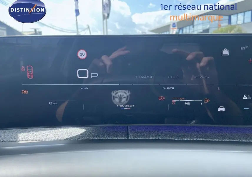 Tableau de bord numérique du Peugeot 5008 Hybrid 136ch GT 2025, affichage en mode parking avec logo central Peugeot.