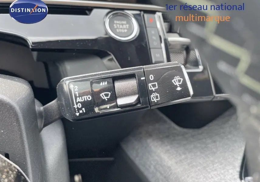Gros plan sur la commande des essuie-glaces du Peugeot 5008 noir perle métal, avec bouton start visible en arrière-plan.
