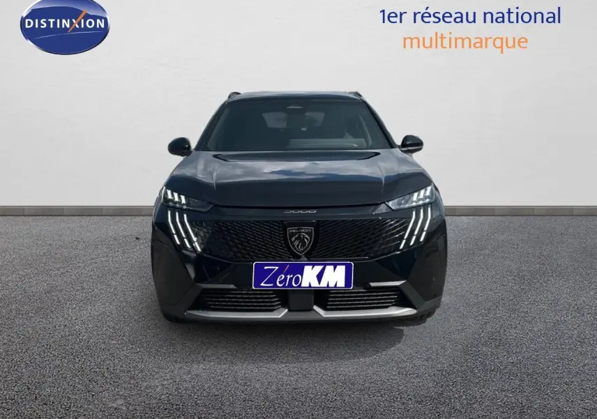 Vue de face du Peugeot 5008 HYBRID 136CH GT noir perle métal avec ses phares LED distinctifs allumés.