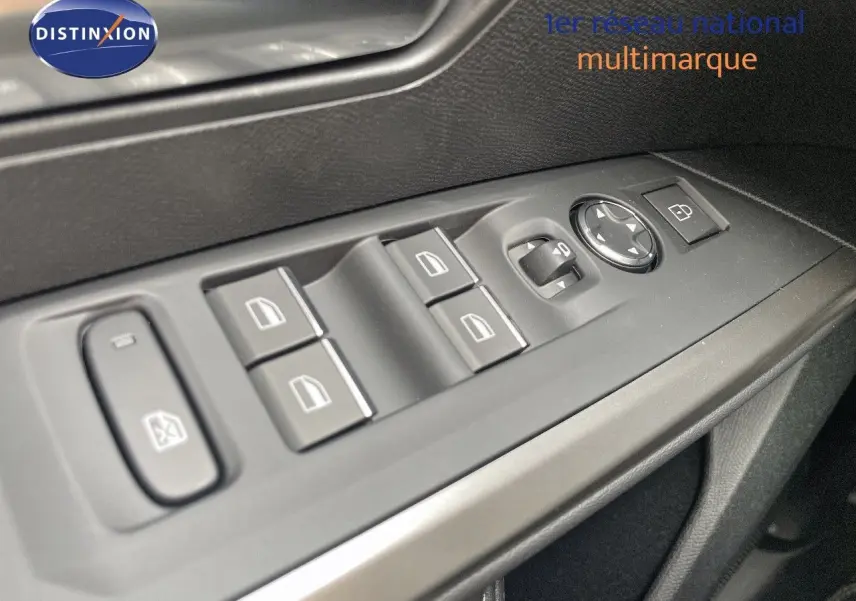 Gros plan sur les commandes des vitres et rétroviseurs côté conducteur d'un Peugeot 5008 noir perle 2025 hybride.